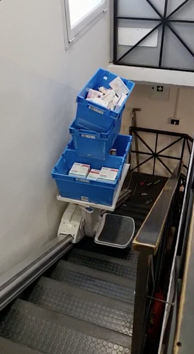 Montascale modificato per portare prodotti e merce tra due piani
